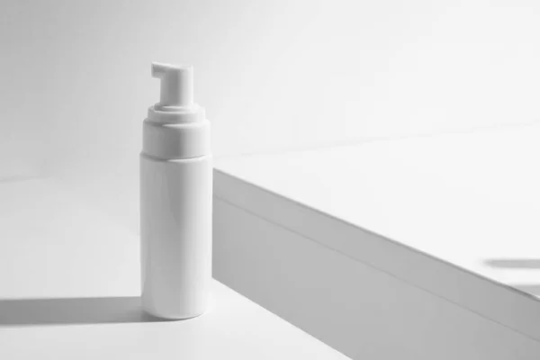 güzellik spa tıbbi cilt bakımı kavramı mockup, beyaz dekor arka plan masa ile kozmetik sprey krem şişe ambalaj