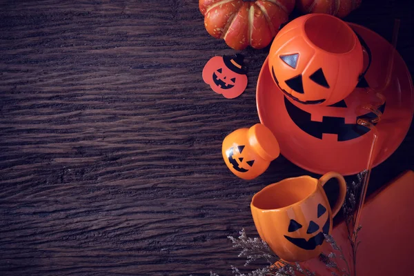 akşam yemeği için ahşap masa üstü görünümünde dekorasyon prop oyuncak eğlenceli cadılar bayramı kabak çanak gıda üst görünümü tatil sezonu