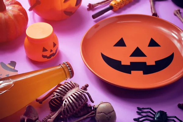 akşam yemeği için ahşap masa üstü görünümünde dekorasyon prop oyuncak eğlenceli cadılar bayramı kabak çanak gıda tatil sezonu