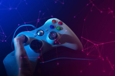 esport turnuva meydan teknoloji cihaz online ağ bağlantısı ile oyun oynamak için joystick denetleyicielektronik tutan el ile çocuk