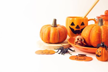 beyaz arka plan üzerinde dekorasyon prop oyuncak eğlenceli cadılar bayramı kabak çanak gıda tatil sezonu