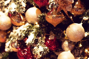 tatil sezonu tebrik kavramı arka plan neşeli noel ağacı ile lüks parlak glitter dekorasyon topu