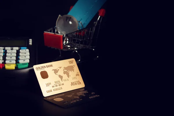 Elektroniczna Maszyna Odczytu Urządzeń Płatniczych Złota Karta Kredytowa Premium Bankowości — Zdjęcie stockowe