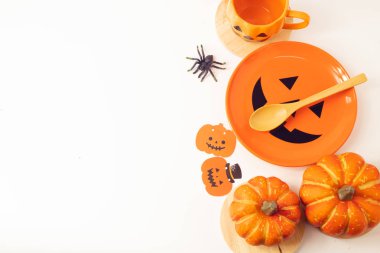 beyaz arka plan üzerinde dekorasyon prop oyuncak eğlenceli cadılar bayramı kabak çanak gıda üst görünümü tatil sezonu