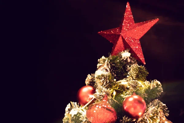 Κόκκινο Αστέρι Και Καλό Χριστουγεννιάτικο Δέντρο Στιλπνότητα Λάμψη Μπάλα Διακόσμηση — Φωτογραφία Αρχείου