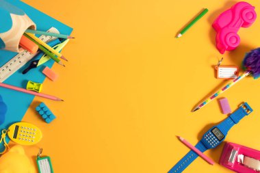 geri sınıfta eğitim okul araçları, eğitim çocuklar kavramı ile öğrenci öğrenme, eğlenceli ve oyuncak oynamak, üst görünüm düz döşeme arka plan, çocuk ve bilgi, workspace ev ofis