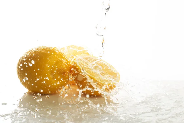 Buah Tropis Lemon Alami Segar Dengan Percikan Air Meja Dapur — Stok Foto