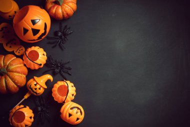 cadılar bayramı kabak tatil sezonu tebrik gece kutlama partisi üst görünümünde flatlay ve tedavi festival konsepti hile oyuncak pervane dekorasyon ile korku ürkütücü komik hayalet