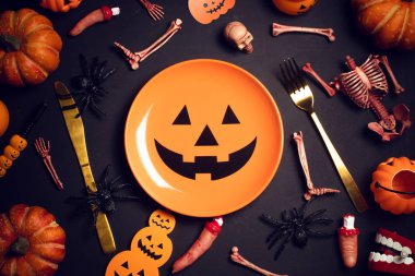 cadılar bayramı kabak tatil sezonu tebrik gece kutlama partisi üst görünümünde flatlay ve tedavi festival konsepti hile oyuncak pervane dekorasyon ile korku ürkütücü komik hayalet