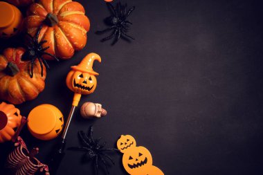 cadılar bayramı kabak tatil sezonu tebrik gece kutlama partisi üst görünümünde flatlay ve tedavi festival konsepti hile oyuncak pervane dekorasyon ile korku ürkütücü komik hayalet