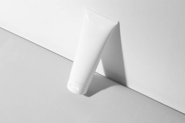 güzellik spa tıbbi cilt bakımı ve kozmetik losyon şişe krem sprey ambalaj ürünü yaz konsepti ile beyaz dekor arka plan