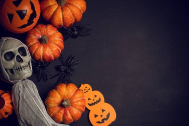 cadılar bayramı kabak tatil sezonu tebrik gece kutlama partisi üst görünümünde flatlay ve tedavi festival konsepti hile oyuncak pervane dekorasyon ile korku ürkütücü komik hayalet