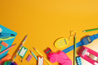 geri okulda eğitim için araç nesne, eğitim çocuklar kavramı ile öğrenci öğrenme, eğlenceli ve oyuncak oynamak, üst görünüm arka plan, çocuk ve bilgi, çalışma alanı flatlay, yaratıcı ve fikir, kırtasiye renkli