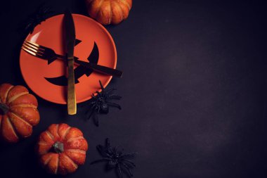 cadılar bayramı kabak tatil sezonu tebrik gece kutlama partisi üst görünümünde flatlay ve tedavi festival konsepti hile oyuncak pervane dekorasyon ile korku ürkütücü komik hayalet