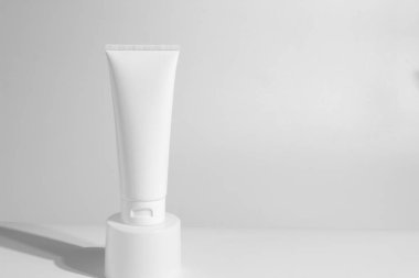 güzellik spa tıbbi cilt bakımı ve kozmetik losyon şişe krem sprey ambalaj ürünü doğal konsepti ile beyaz dekor arka plan