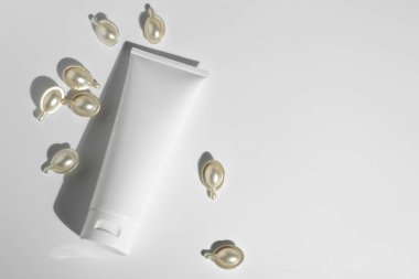 doğal vitamin özü kavramı ile beyaz dekor arka plan güzellik spa tıbbi cilt bakımı ve kozmetik losyon şişe krem sprey ambalaj ürün