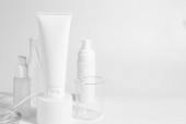 szépség Spa orvosi Bőrápolás és kozmetikai krém palack krém spray csomagolás termék fehér dekor háttér tudományos laboratóriumi üveg teszt