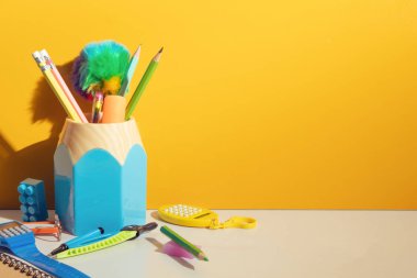 geri sınıfta eğitim okul araçları, eğitim çocuk kavramı ile öğrenci öğrenme, eğlenceli oyuncak oynamak, üst görünüm arka plan, çocuk ve bilgi, çalışma alanı yaratıcı ve fikir, kırtasiye renkli