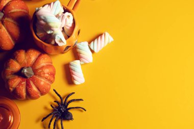 cadılar bayramı kabak tatil sezonu tebrik gece kutlama partisi üst görünümünde oyuncak pervane dekorasyon ile korku ürkütücü komik hayalet flatlay ve hile veya festival konsepti tedavi