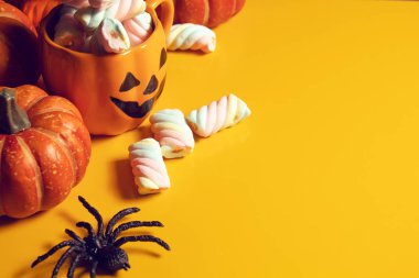 cadılar bayramı kabak tatil sezonu tebrik gece kutlama partisi üst görünümünde oyuncak pervane dekorasyon ile korku ürkütücü komik hayalet flatlay ve hile veya festival konsepti tedavi