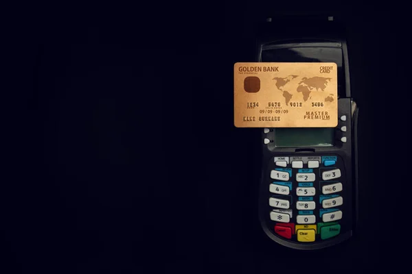 Zakupy Elektroniczne Urządzenie Płatnicze Czytnik Maszyny Złotą Kartą Kredytową Premium — Zdjęcie stockowe