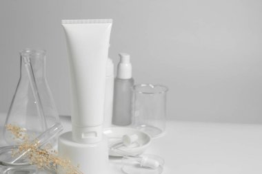 güzellik spa tıbbi cilt bakımı ve kozmetik losyon şişe krem sprey ambalaj ürün beyaz dekor arka plan doktor sağlık bilim laboratuvarı cam testi ile