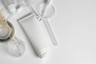 güzellik spa tıbbi cilt bakımı ve kozmetik losyon şişe krem sprey ambalaj ürün beyaz dekor arka plan doktor sağlık bilim laboratuvarı cam testi ile