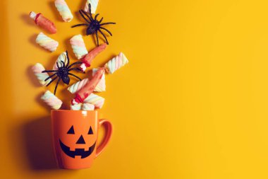 cadılar bayramı kabak tatil sezonu tebrik gece kutlama partisi üst görünümünde oyuncak pervane dekorasyon ile korku ürkütücü komik hayalet flatlay ve hile veya festival konsepti tedavi