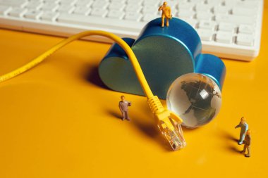 klavye bilgisayar, lan sunucu internet tel ve bulut depolama cihazı ve insan mühendisi oyuncak üst görünüm çalışma alanı tablosu, iş kavramı için dijital veri güvenliği gizlilik ağı