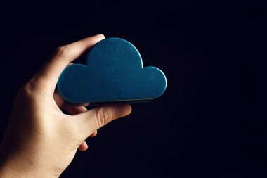 küreselleşme kavramına bağlantı için teknoloji ai ağında veri dijital bulut depolama ve lan sunucu internet ile adam el