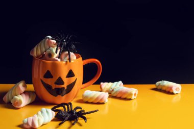 tatil sezonu tebrik gece kutlama partisi oyuncak pervane dekorasyon ve hile ile halloween kabak korku ürkütücü komik hayalet veya sonbahar ekim festivali ve jack-o-fener kavramı tedavi
