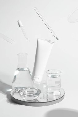 güzellik spa tıbbi cilt bakımı ve kozmetik losyon şişe krem ambalaj ürün beyaz dekor arka plan ve laboratuvar test cam tüp doktor sağlıklı bilim kavramı