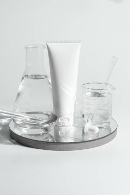 güzellik spa tıbbi cilt bakımı ve kozmetik losyon şişe krem ambalaj ürün beyaz dekor arka plan ve laboratuvar test cam tüp doktor sağlıklı bilim kavramı