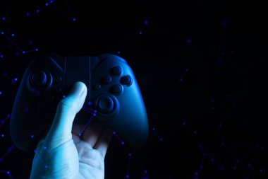 esport turnuva meydan okuma konseptionline ağ bağlantısı teknolojisi cihazı ile oyun oynamak için joystick denetleyicielektronik tutan el ile oyuncu çocuk
