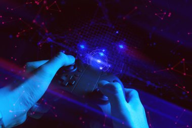esport turnuva meydan okuma konseptionline ağ bağlantısı teknolojisi cihazı ile oyun oynamak için joystick denetleyicielektronik tutan el ile oyuncu çocuk