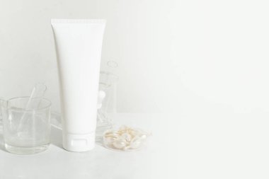 güzellik spa tıbbi cilt bakımı ve kozmetik losyon şişe krem ambalaj ürün beyaz dekor arka plan ve laboratuvar test cam tüp doktor sağlıklı bilim kavramı