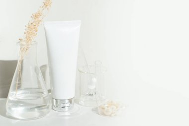 güzellik spa tıbbi cilt bakımı ve kozmetik losyon şişe krem ambalaj ürün beyaz dekor arka plan ve laboratuvar test cam tüp doktor sağlıklı bilim kavramı