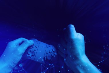 esport turnuva meydan okuma konseptionline ağ bağlantısı teknolojisi cihazı ile oyun oynamak için joystick denetleyicielektronik tutan el ile oyuncu çocuk