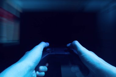 esport turnuva meydan okuma konseptionline ağ bağlantısı teknolojisi cihazı ile oyun oynamak için joystick denetleyicielektronik tutan el ile oyuncu çocuk