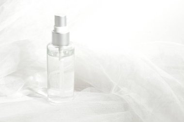 beyaz kumaş tekstil ile güzellik makyaj kozmetik moda ürün paketi mockup konteyner parfüm aromatik sprey