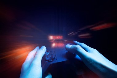 esport turnuva meydan okuma konseptionline ağ bağlantısı teknolojisi cihazı ile oyun oynamak için joystick denetleyicielektronik tutan el ile oyuncu çocuk