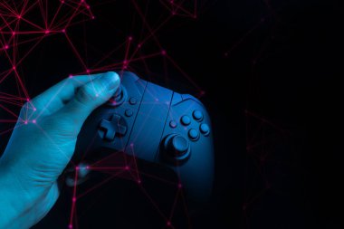 esport turnuva meydan okuma konseptionline ağ bağlantısı teknolojisi cihazı ile oyun oynamak için joystick denetleyicielektronik tutan el ile oyuncu çocuk