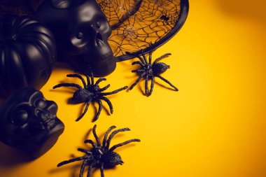 Cadılar Bayramı 'nda Cadılar Bayramı' nda korkunç komik hayalet. Oyuncak dekor dekorasyonu ve sonbahar festivali ve balkabağı konseptiyle kutlama partisini kutluyor.