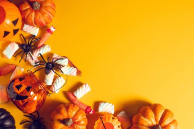 Cadılar Bayramı 'nda Cadılar Bayramı' nda korkunç komik hayalet. Oyuncak dekor dekorasyonu ve sonbahar festivali ve balkabağı konseptiyle kutlama partisini kutluyor.