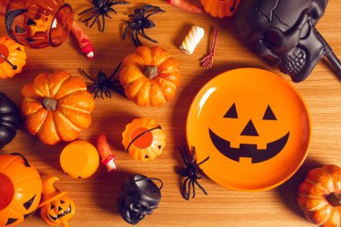 Cadılar Bayramı 'nda Cadılar Bayramı' nda korkunç komik hayalet. Oyuncak dekor dekorasyonu ve sonbahar festivali ve balkabağı konseptiyle kutlama partisini kutluyor.