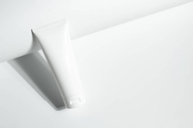 güzellik spa tıbbi cilt bakımı ve kozmetik losyon şişe krem ip ürün doktor sağlıklı kavramı ile beyaz dekor arka plan