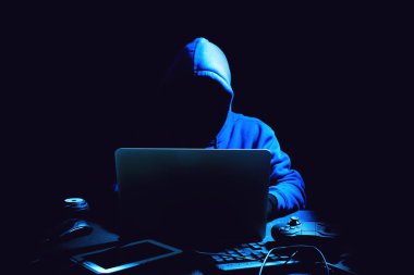 veri internet güvenliği hack ai kavramı sunucu ağ sistemine virüs bilgisayar saldırısı ile hacker adam terörist