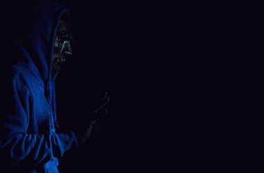 veri internet güvenliği hack ai kavramı sunucu ağ sistemine virüs bilgisayar saldırısı ile hacker adam terörist