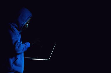 veri internet güvenliği hack ai kavramı sunucu ağ sistemine virüs bilgisayar saldırısı ile hacker adam terörist