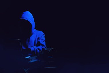 veri internet güvenliği hack ai kavramı sunucu ağ sistemine virüs bilgisayar saldırısı ile hacker adam terörist